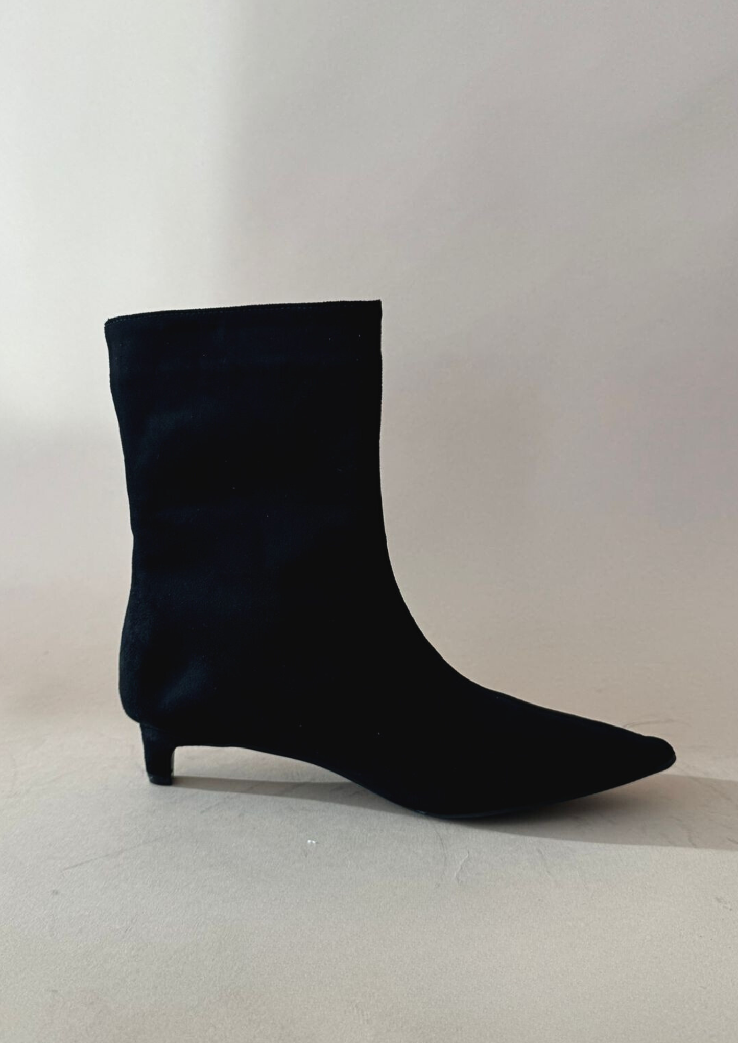 Yasmine - Botín de ante de tacón bajo