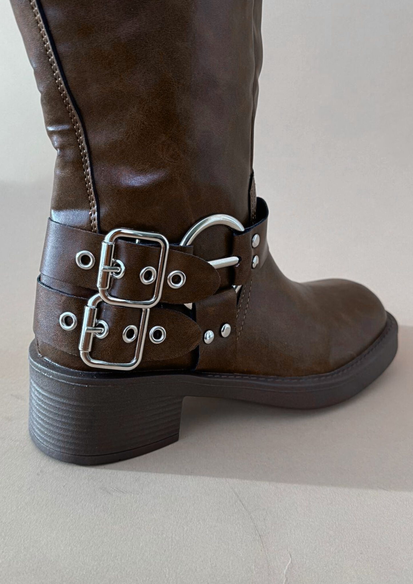 Amelie - Bota de caña alta con cinturón de hebilla