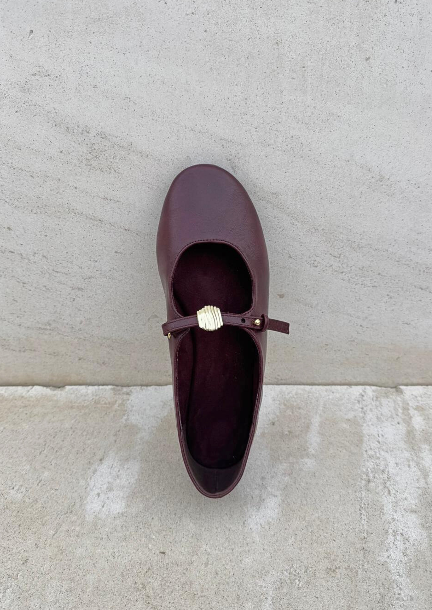 Yasmine - Bailarina estilo Mary Jane con broche dorado en el empeine