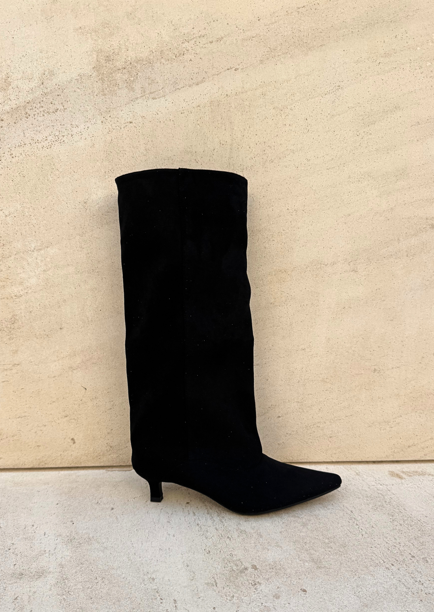 Bella – Bota alta de ante con tacón kitten y punta fina