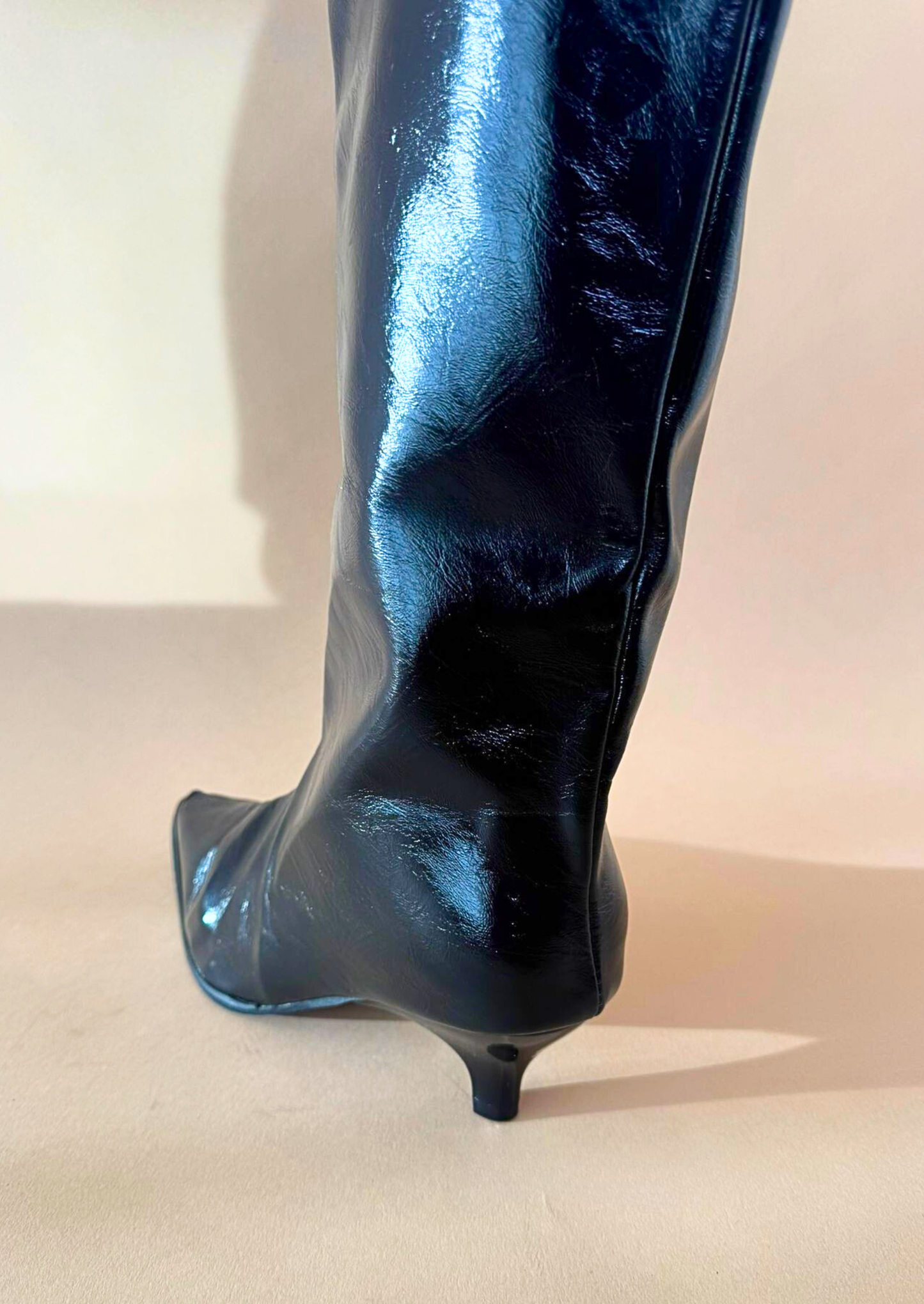 Luna - Bota de caña alta de charol acabada en punta