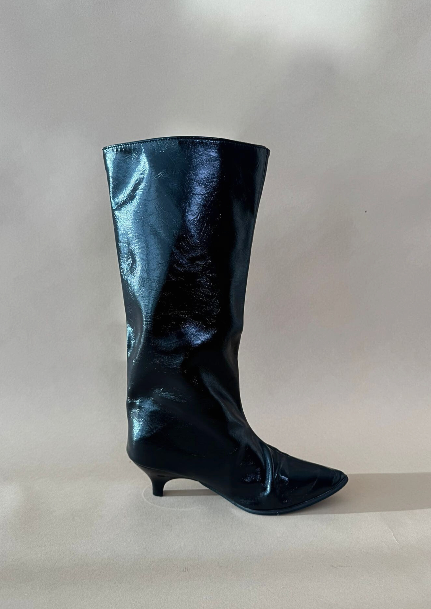 Luna - Bota de caña alta de charol acabada en punta