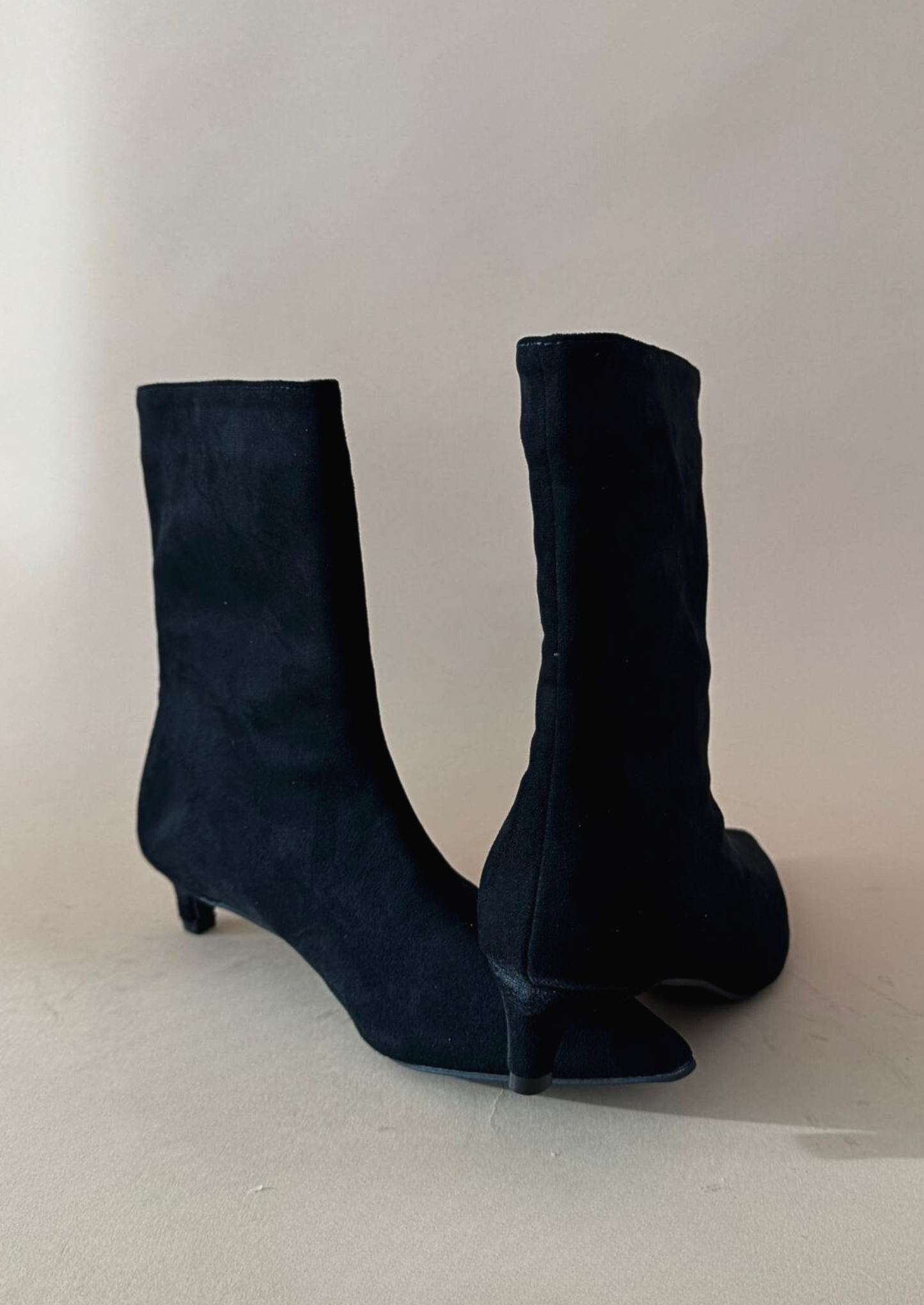 Yasmine - Botín de ante de tacón bajo