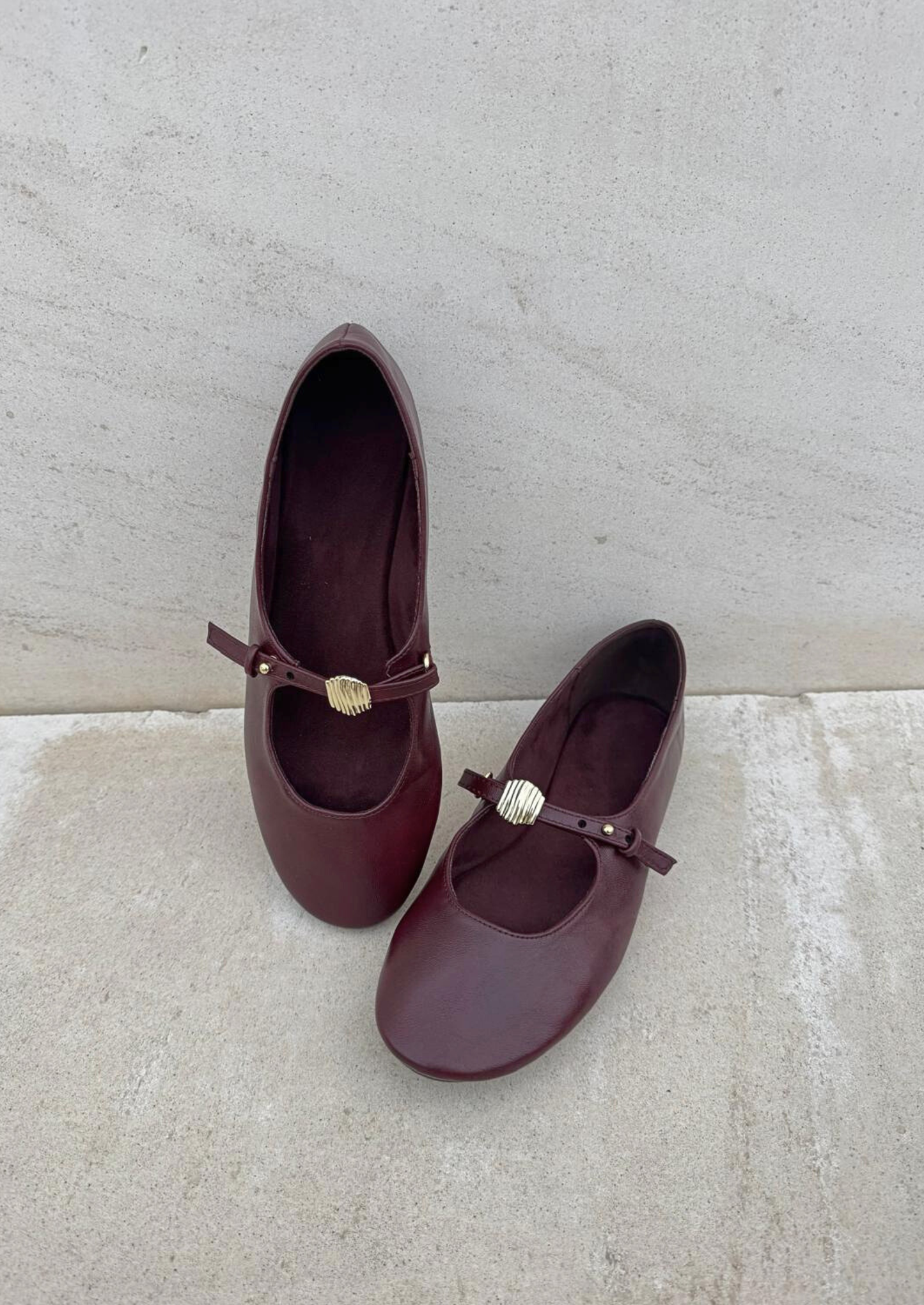 Yasmine - Bailarina estilo Mary Jane con broche dorado en el empeine