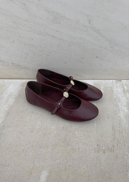 Yasmine - Bailarina estilo Mary Jane con broche dorado en el empeine