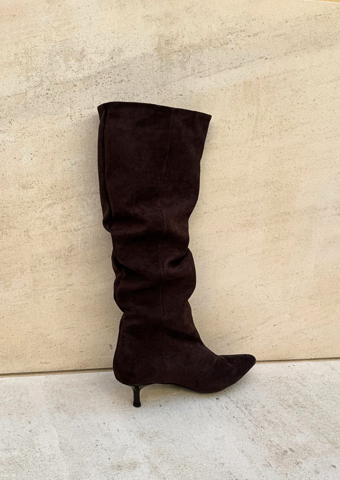 Alma - Bota de serraje de tacón kitten con detalles fruncidos en la caña