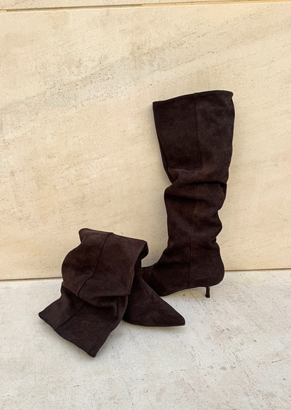 Alma - Bota de serraje de tacón kitten con detalles fruncidos en la caña