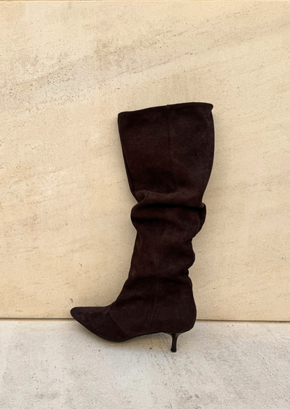 Alma - Bota de serraje de tacón kitten con detalles fruncidos en la caña