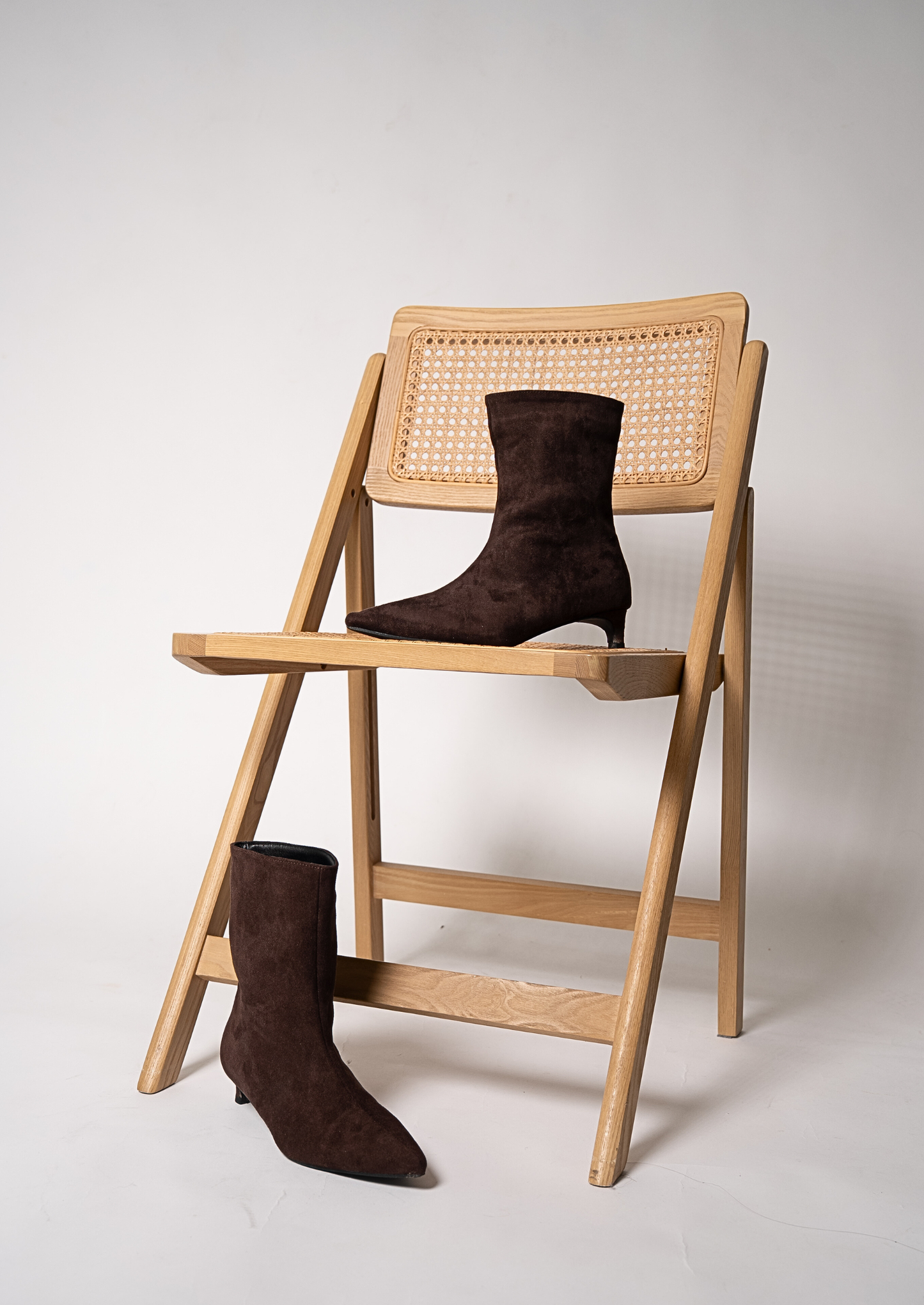 Yasmine - Botín de ante de tacón bajo