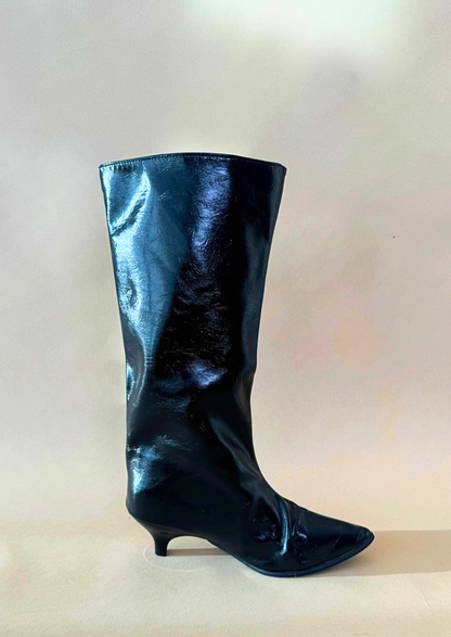 Luna - Bota de caña alta de charol acabada en punta