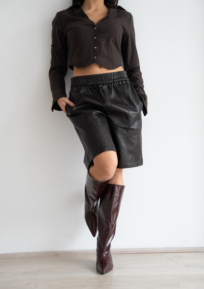 Luna - Bota de caña alta de charol acabada en punta