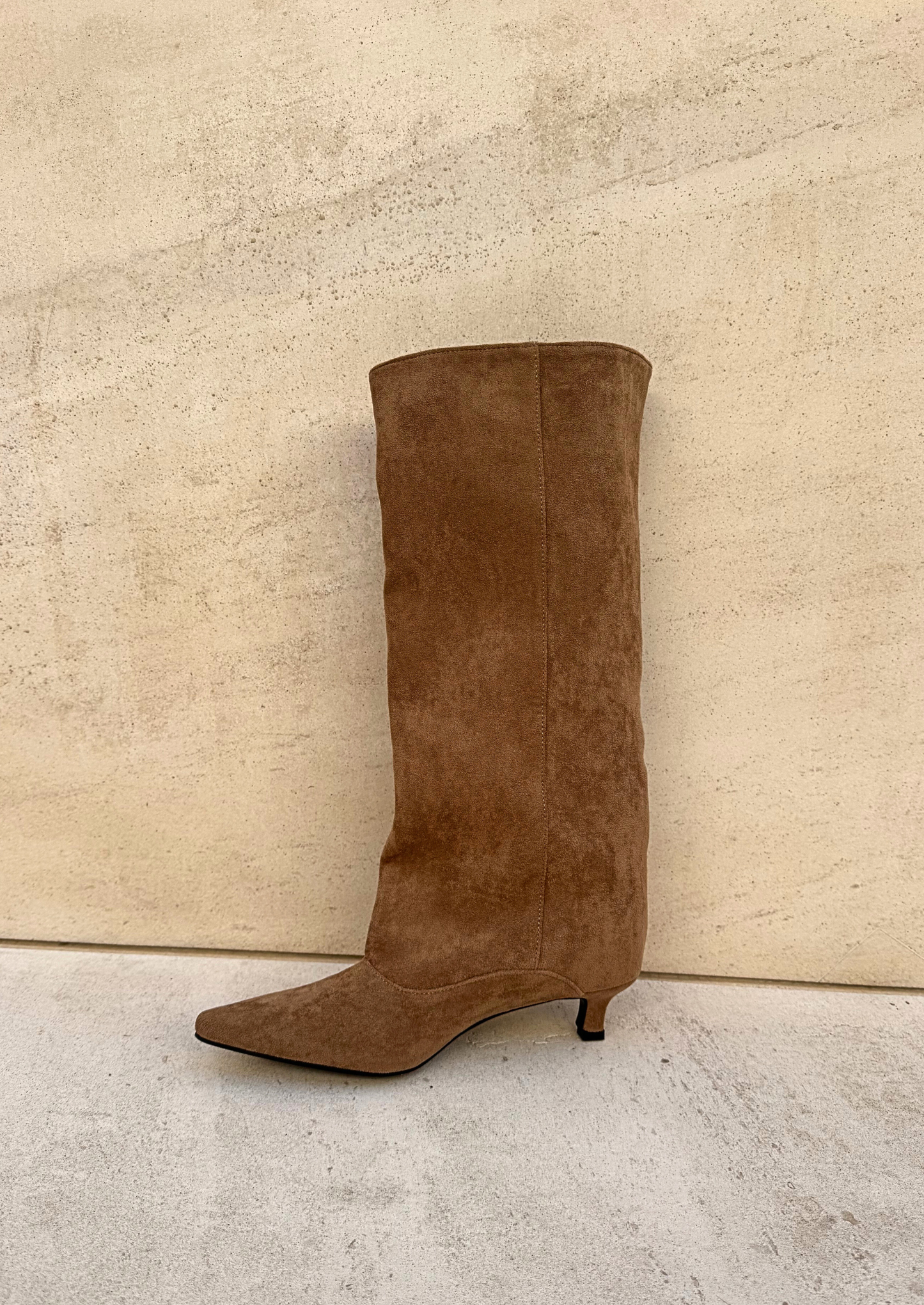 Bella – Bota alta de ante con tacón kitten y punta fina