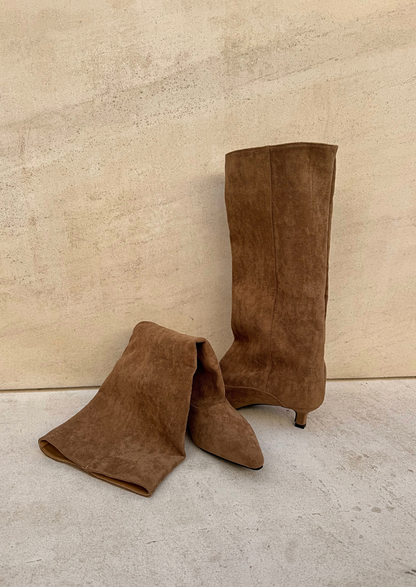 Bella – Bota alta de ante con tacón kitten y punta fina