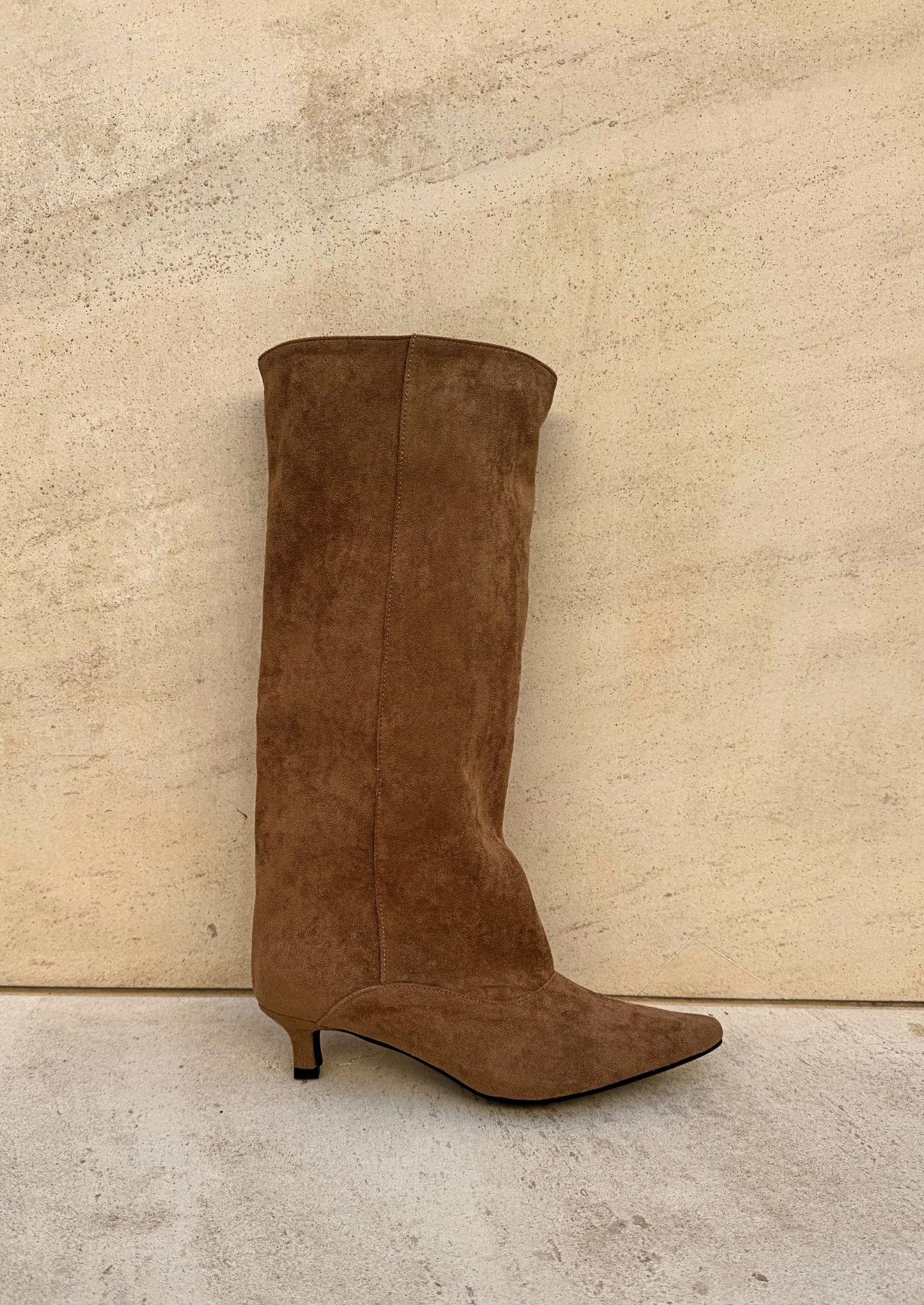 Bella – Bota alta de ante con tacón kitten y punta fina