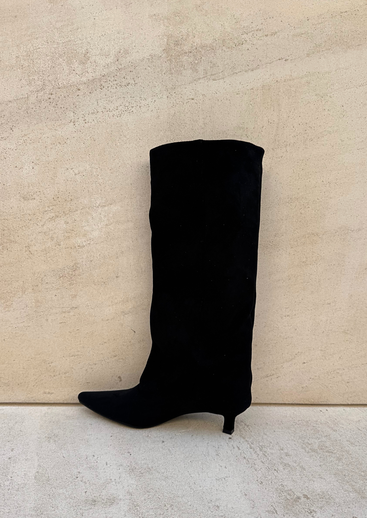 Bella – Bota alta de ante con tacón kitten y punta fina