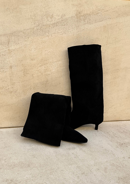 Bella – Bota alta de ante con tacón kitten y punta fina