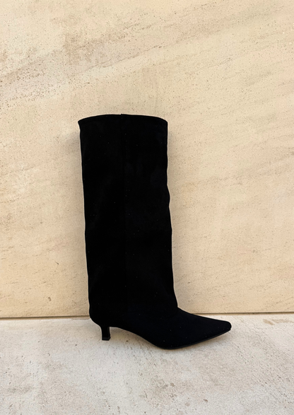 Bella – Bota alta de ante con tacón kitten y punta fina