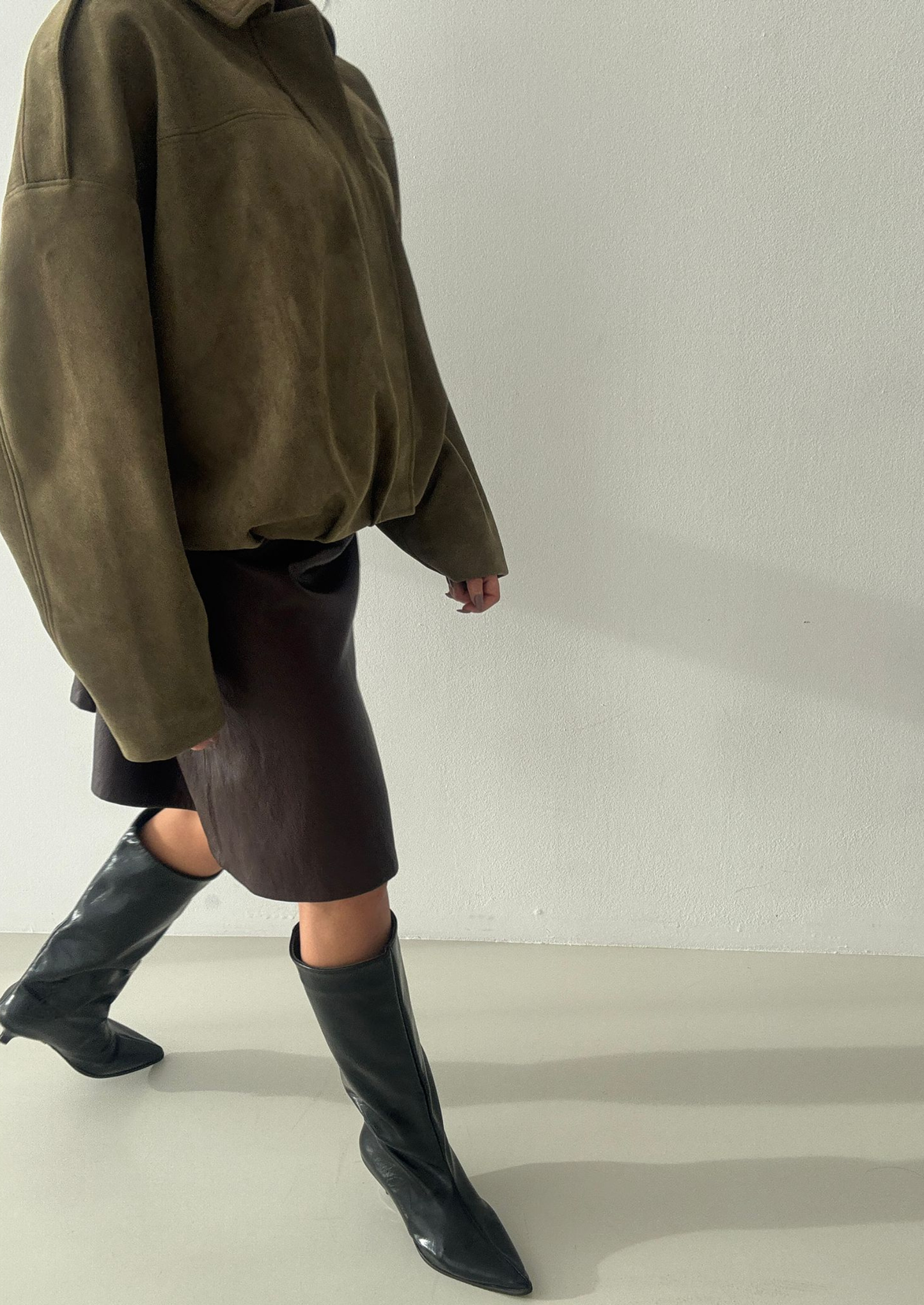 Luna - Bota de caña alta de charol acabada en punta